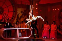 ポールダンスを披露するザ・ギース高佐