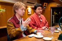 コーヒーを味わう立花慎之介とマヂカルラブリー村上