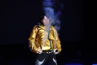 スプレーの噴射を見せるヤジマリー。