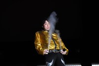 うしろの席にもしっかりとスプレーの噴射を見せるヤジマリー。