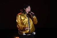 熱唱するヤジマリー。