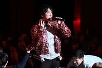 客席を回りながら熱唱するヤジマリー。