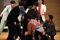 「ホールインワンシュー」のお手本を見せようとした際に下着も気合十分なことが判明したヤジマリー。