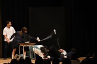 全員で協力してティッシュを落とさないようふんばる関西チーム