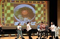 ヤジマリー。の頭皮をアップにした写真か、否かというクイズの答えが「まぜそば」だった場面