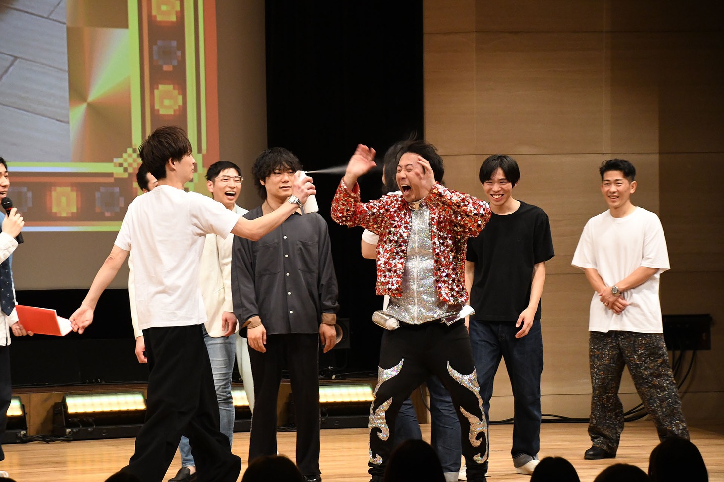アインシュタイン河井にスプレーで攻撃されるヤジマリー。