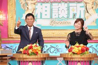 左から明石家さんま、市來玲奈アナウンサー