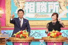 左から明石家さんま、市來玲奈アナウンサー