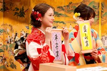 左から村重杏奈、えなこ