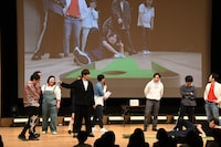 「ホールインワンシュー」で観客に尻を向けるのはエンターテイナーではないと、ヤジマリー。が披露した手本とは逆向きにスタンバイするかが屋・加賀。ヤジマリー。も「確かに」と反省