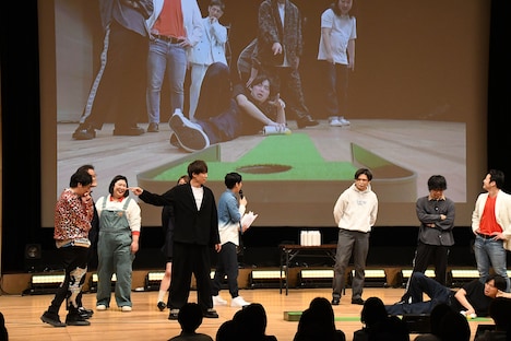 「ホールインワンシュー」で観客に尻を向けるのはエンターテイナーではないと、ヤジマリー。が披露した手本とは逆向きにスタンバイするかが屋・加賀。ヤジマリー。も「確かに」と反省