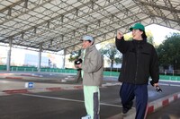 ラジコンサーキットでのレースに臨む霜降り明星