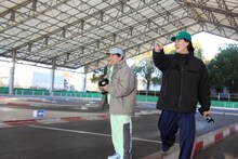 ラジコンサーキットでのレースに臨む霜降り明星