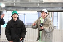 ラジコンサーキットでのレースに臨む霜降り明星