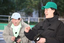 ラジコンサーキットでのレースに臨む霜降り明星