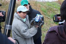 ラジコンサーキットでのレースに臨む霜降り明星