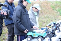 ラジコンサーキットでのレースに臨む霜降り明星