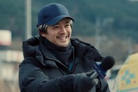 「ホットスポット」より、「月曜から夜ふかし」のディレクター岸本（池松壮亮）