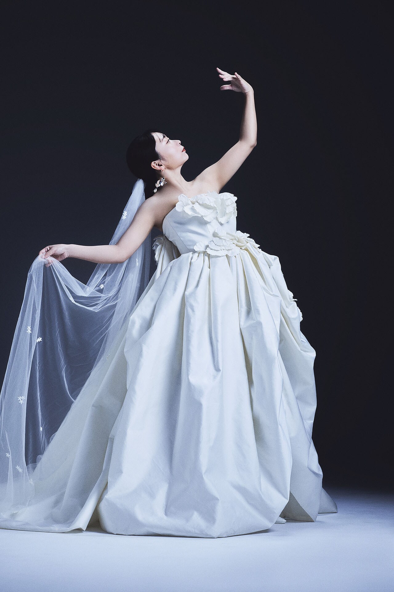 ゼクシィ」でウエディングドレス姿を披露するにゃんこスター・アンゴラ