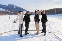 「田村淳のオーライ！ホリデーハウス 都会と田舎のよくばり二拠点生活」に出演する（左から）朝日奈央、ロンドンブーツ1号2号・田村淳、品川庄司・庄司、チキンナンバン森本