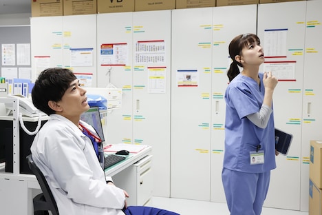 さや香・石井扮する手術部の医師・三枝と、芳根京子扮する若月まどか