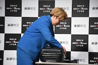 キャリーケースに参考書を詰め込んできたというナイチンゲールダンス・中野なかるてぃん。ヤスから「残念。その時代は終わりました」とツッコまれた。