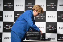 キャリーケースに参考書を詰め込んできたというナイチンゲールダンス・中野なかるてぃん。ヤスから「残念。その時代は終わりました」とツッコまれた。