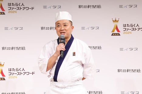 寿司職人に扮するチョコレートプラネット松尾