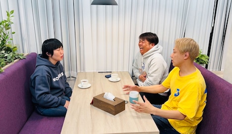 グレープカンパニーの事務所でだべるあぁ～しらき、わらふぢなるお・口笛なるお、お見送り芸人しんいち