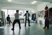 映画「死に損なった男」より、三浦マイルドらの出演シーン