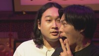 2人の出会いを演技で再現する、かが屋