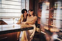 「CLASSY.」の着回し企画で主人公の不倫相手となる医師を演じる三福エンターテイメント（撮影：遠藤優貴）