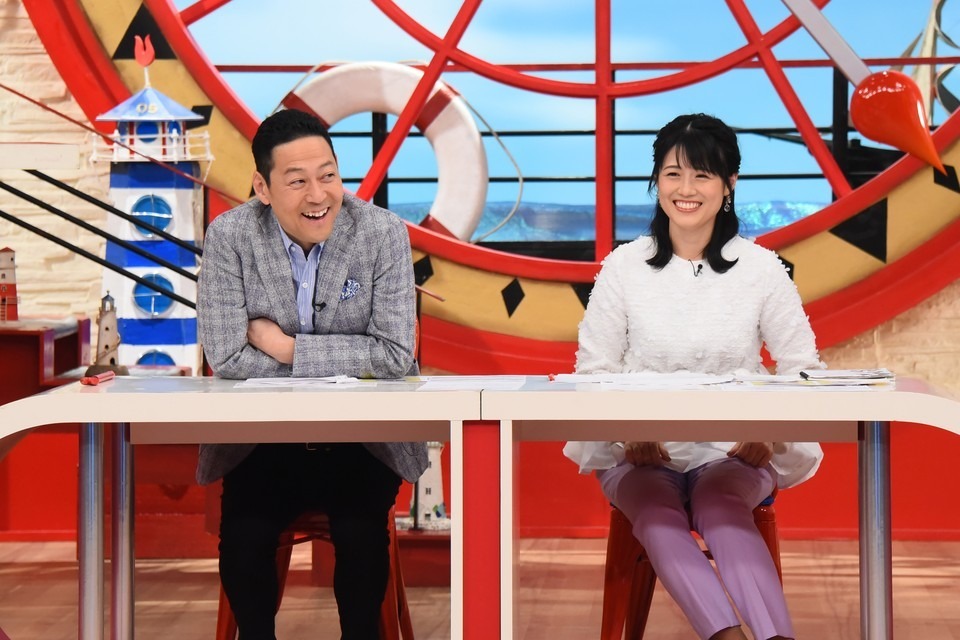 左から東野幸治、中島めぐみアナウンサー