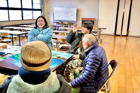 「かが屋の発見！お宝フォトジャーニー」のワンシーン