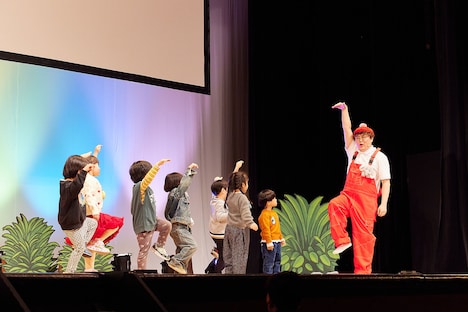 「マユリカのうなげろりん!! presents 『部屋と捨て猫とさゆり～赤いランプが光ったら警備員出動の合図やからねぇ～』」の様子