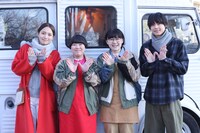 左から川口春奈、にぼしいわし、松村北斗