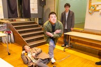 「シャンプー×野爆の30周年！ おもいでぶらぶら エモいやんテレビ」のワンシーン