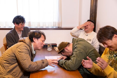 「シャンプー×野爆の30周年！ おもいでぶらぶら エモいやんテレビ」のワンシーン