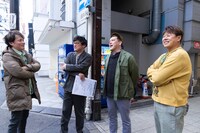 「シャンプー×野爆の30周年！ おもいでぶらぶら エモいやんテレビ」のワンシーン