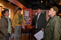 「シャンプー×野爆の30周年！ おもいでぶらぶら エモいやんテレビ」のワンシーン