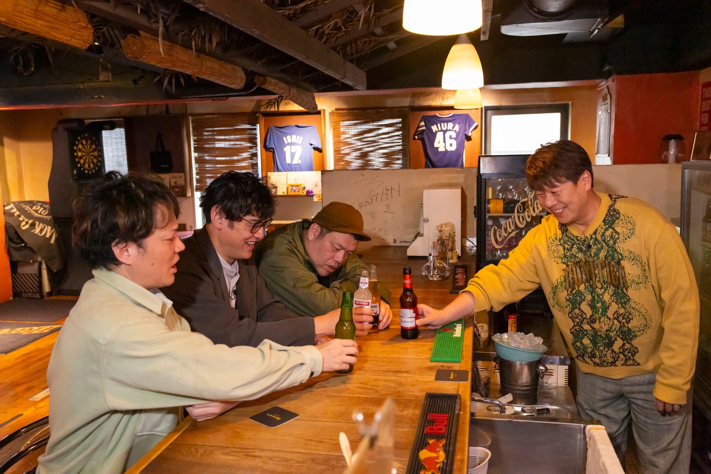 「シャンプー×野爆の30周年！ おもいでぶらぶら エモいやんテレビ」のワンシーン