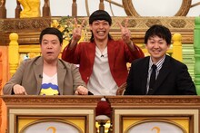 「今夜はナゾトレ」初登場のバッテリィズと、レギュラーのタカアンドトシ・タカ（左）