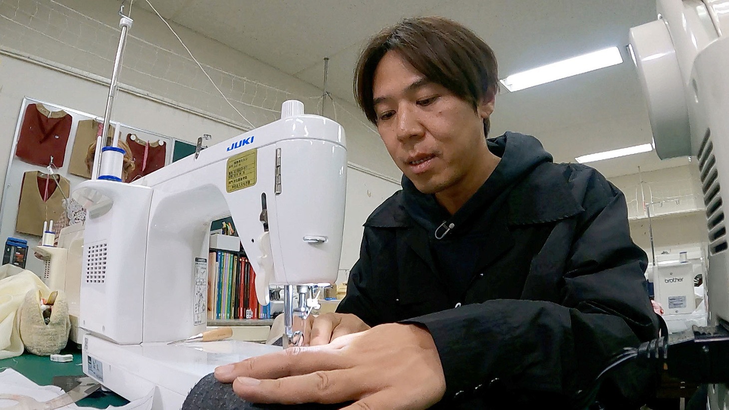 文化服装学院を訪れるロッチ・コカド