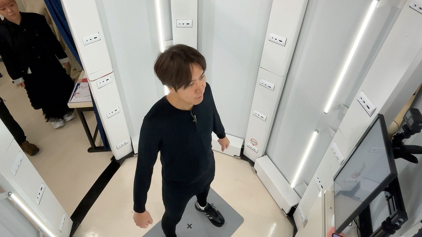 文化服装学院を訪れるロッチ・コカド
