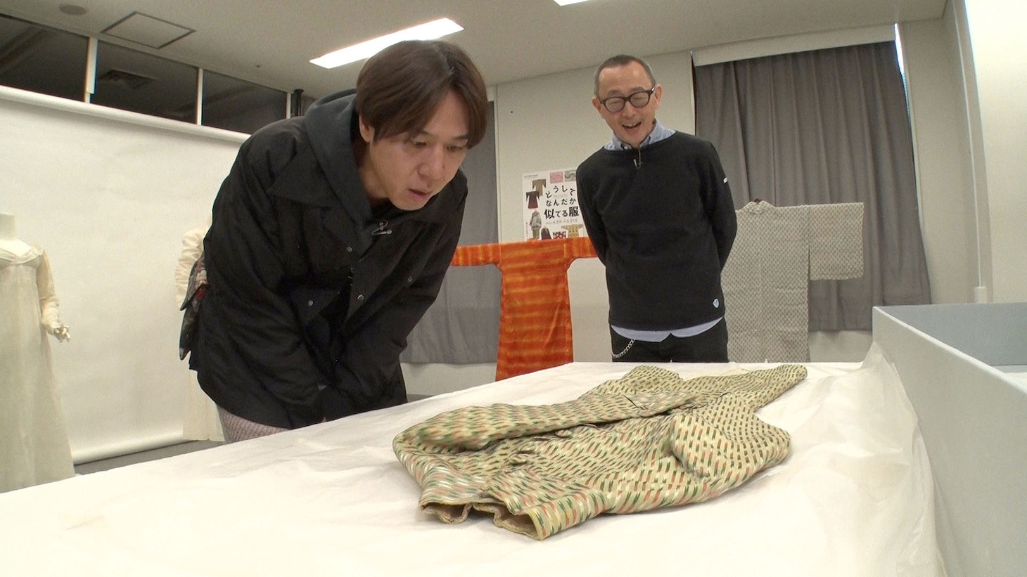文化服装学院を訪れるロッチ・コカド