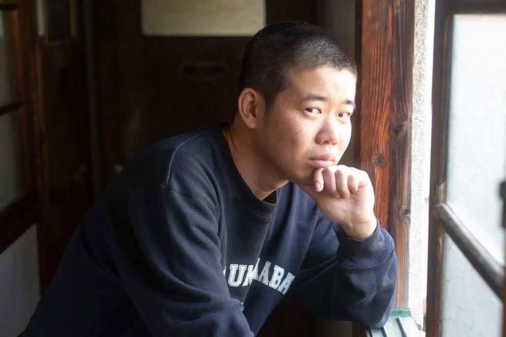 岡田康太が熱い歌声を披露するモテギスミスバンド新曲「君とスパゲッティ」MV公開