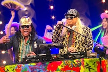 ロバート秋山とDJ KOO