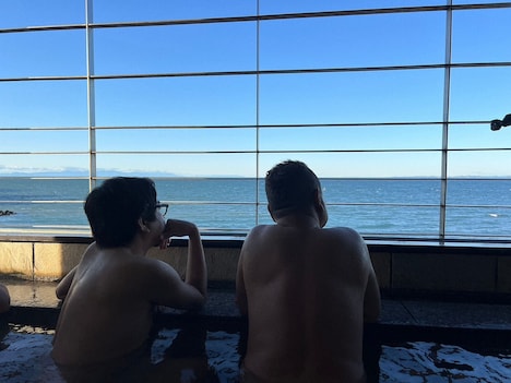 伊勢市でオーシャンビューの露天風呂を満喫するおいでやす小田と出川哲朗