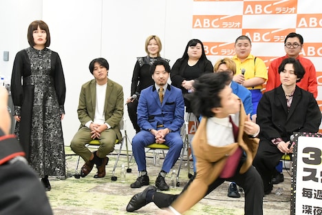 相方・西野の特技をまったく見ていないシンクロニシティよしおか（左）