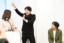 相方しげが不在のため、司会者の協力を得て特技を披露する20世紀・木本